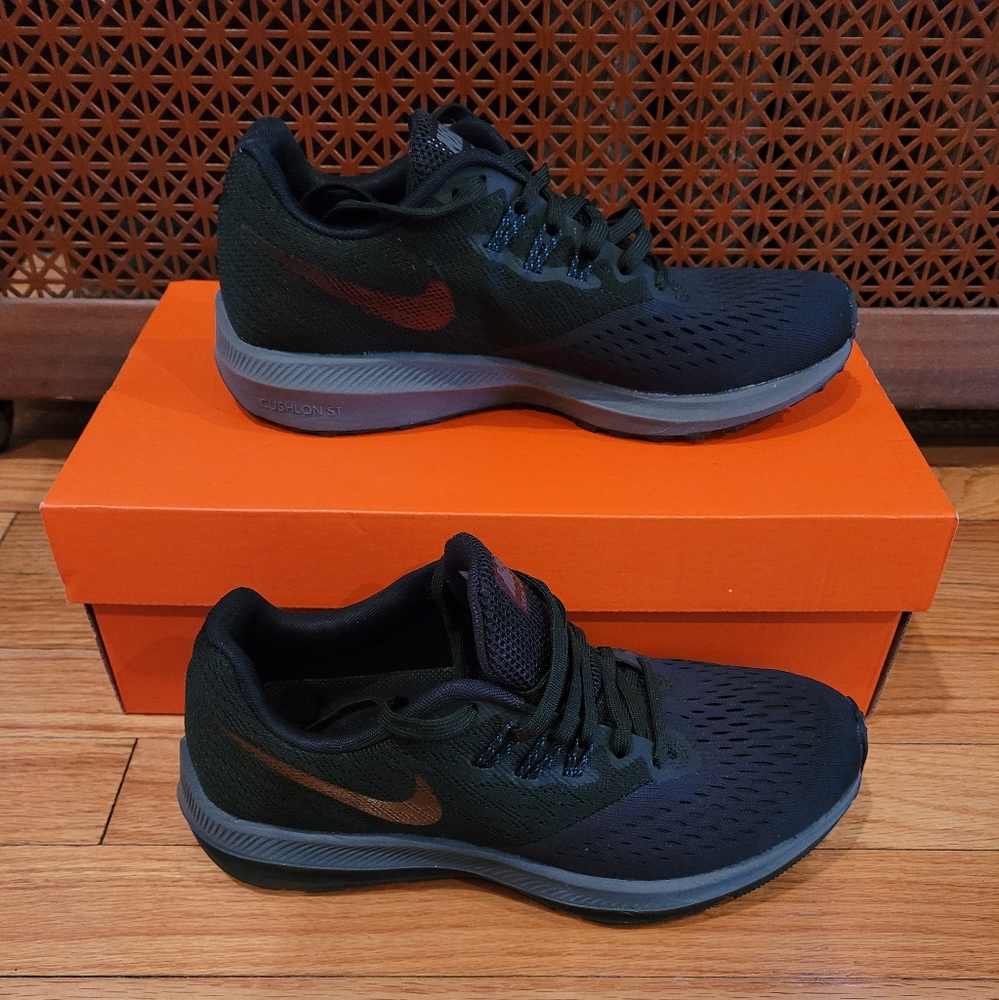 Lightly used  Women Nike Zoom Winflo size 7